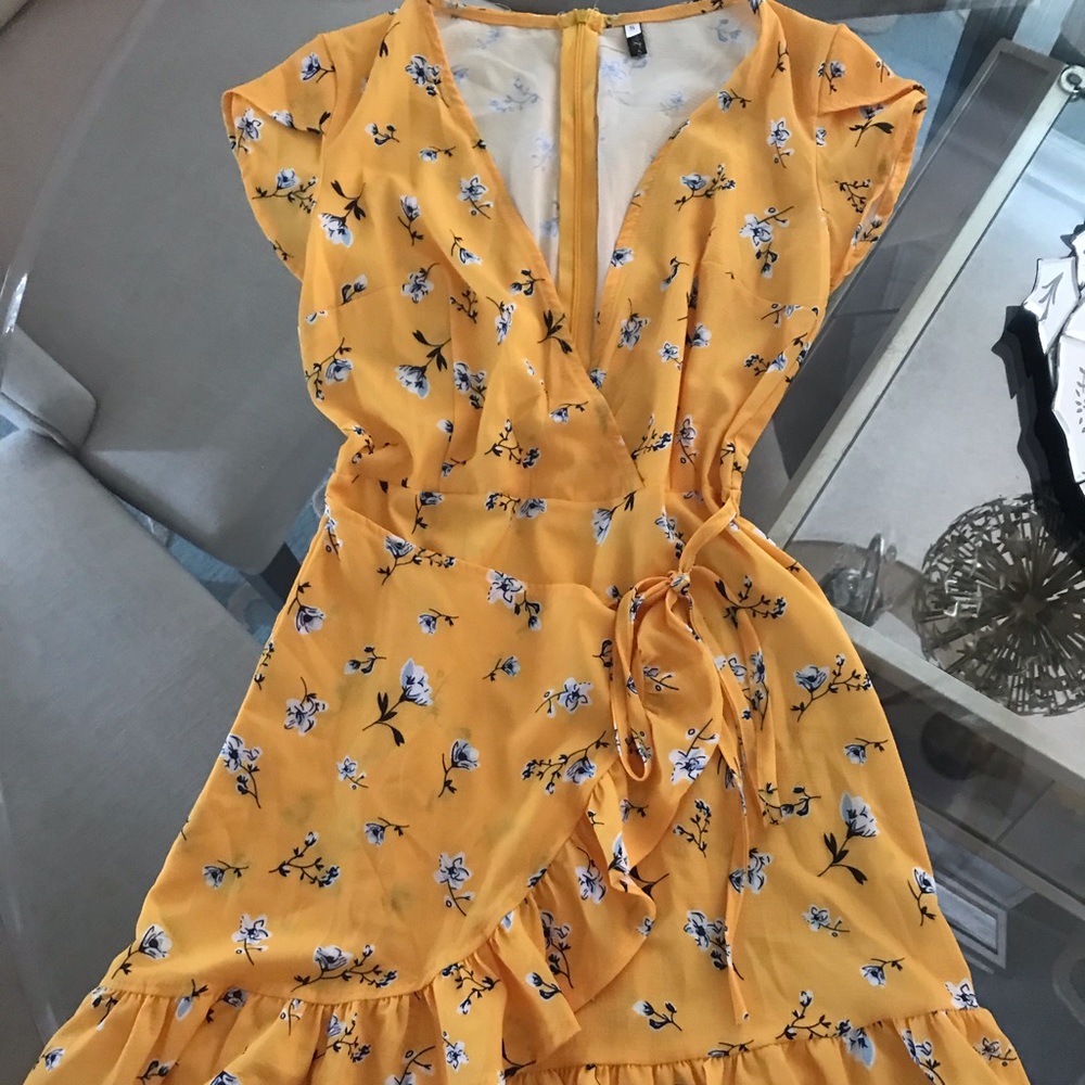 Show Lai Brand Adorable Floral Dress Size Small